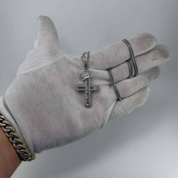 925 Sterling Silver White Gold Dipped Crown Cross Pendant CZ Iced Approx 10g - Picture 3 of 11
